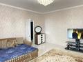 1-комнатная квартира, 60 м², 4/6 этаж помесячно, Жарбосынова 87 б кв 29 за 160 000 〒 в Атырау