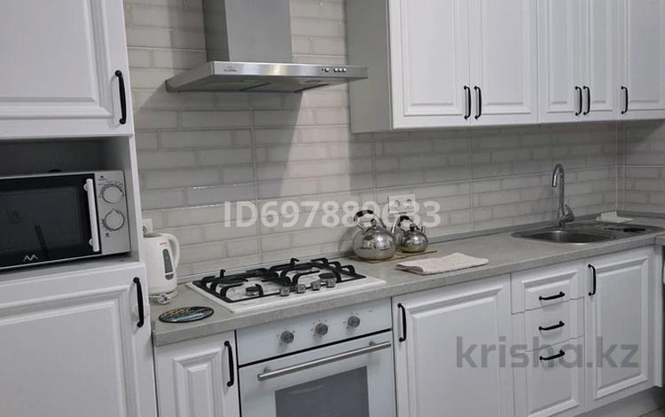2-комнатная квартира · 70 м² · 7/10 этаж, мкр Нурсая, Т. Жумагалиева 10 за 300 000 ₸ в Атырау — фото 9