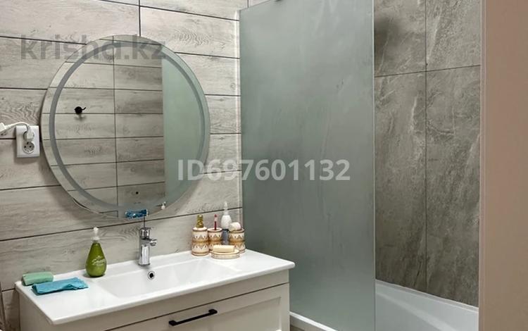 1-комнатная квартира · 43 м² · 9/10 этаж, мкр Городской Аэропорт, Ашимова 21 за 250 000 ₸ в Караганде, Казыбек би р-н — фото 6