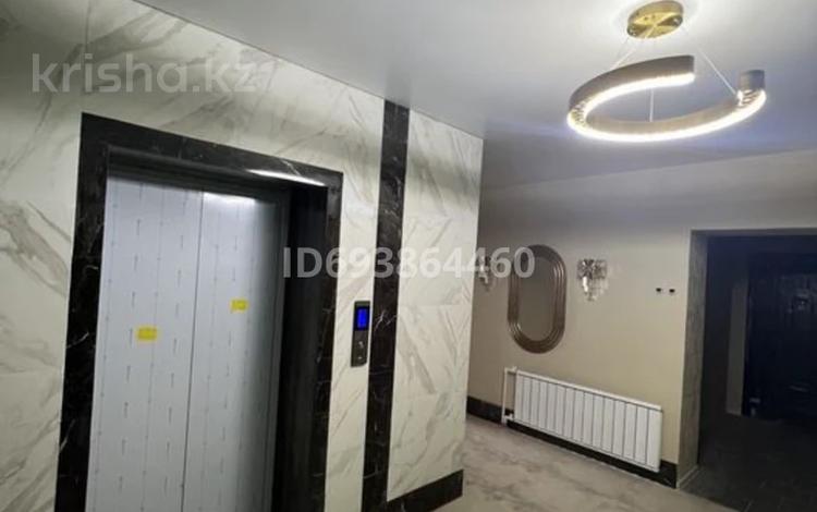 2-бөлмелі пәтер, 50 м², 8/9 қабат тәулігіне, Зеленая 25/1 блок б, бағасы: 15 000 〒 в Костанае — фото 2