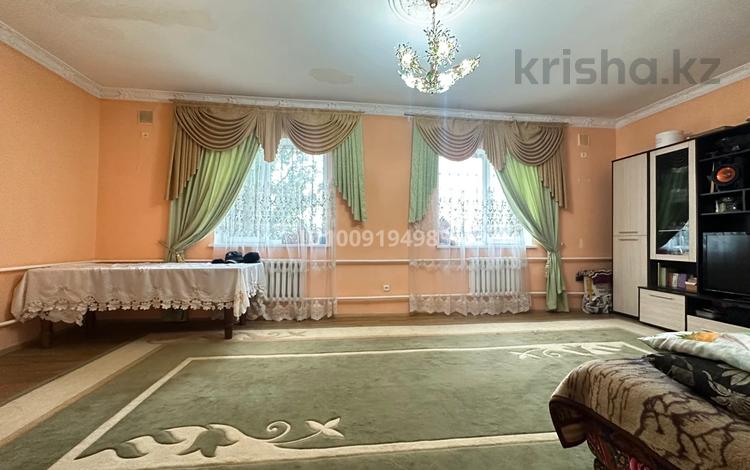 Отдельный дом · 4 комнаты · 227 м² · 10 сот., Тауелсиздик 7 за 40 млн 〒 в Батане — фото 2