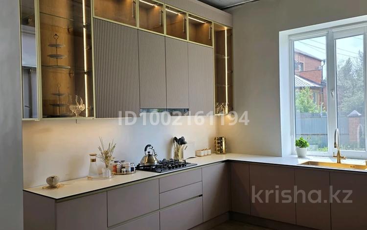 Отдельный дом · 7 комнат · 300 м² · 9.9 сот., Самал-1 125/2 за 120 млн 〒 в Уральске — фото 2