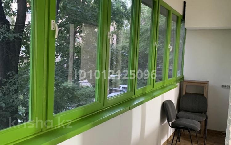 2-бөлмелі пәтер · 41 м² · 2/5 қабат, мкр Аксай-3 — улица Төле би, бағасы: 200 000 ₸ в Алматы, Ауэзовский р-н — фото 2