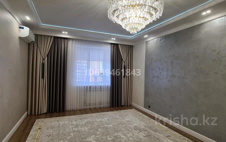 4-комнатная квартира, 138 м², 6/9 этаж, А.Молдагуловой за 80 млн 〒 в Актобе — фото 2