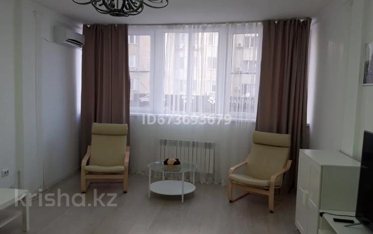 2-комнатная квартира, 76 м², 2/9 этаж помесячно, Жарбосынова 62 за 300 000 〒 в Атырау — фото 2