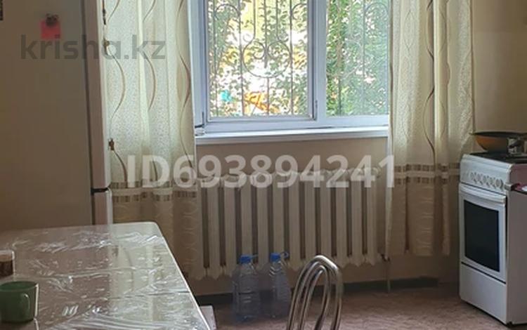 3-комнатная квартира, 70 м², 1/5 этаж помесячно, мкр Саялы 38 — Возле автоцона