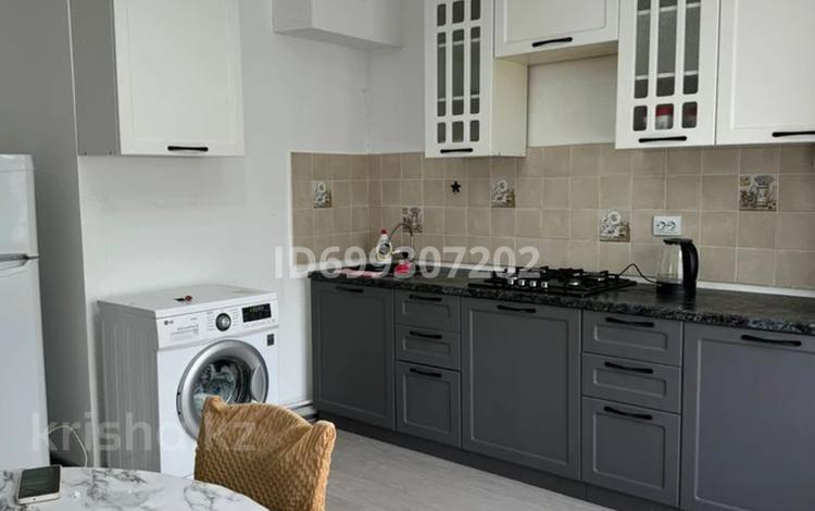 1-комнатная квартира · 55 м² · 1/6 этаж, мкр Нурсая 61 за 2 000 ₸ в Атырау — фото 2