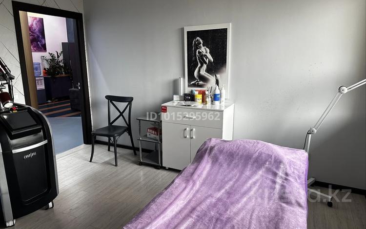 Салоны красоты, кабинеты и рабочие места · 18 м² за 300 000 ₸ в Алматы, Бостандыкский р-н — фото 2