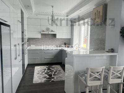 4-комнатная квартира · 200 м² · 7/8 этаж, мкр Самал-2 — Шикарный панорамный вид на горы за 215 млн 〒 в Алматы, Медеуский р-н