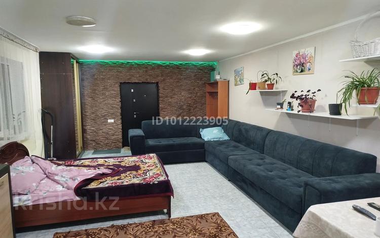 2-комнатная квартира · 70 м² · 1 этаж, ул. Казыбек Би 13А за 130 000 ₸ в Алматинской обл. — фото 19