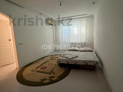 2-бөлмелі пәтер, 90 м², 1/4 қабат тәулігіне, Азаттык, бағасы: 8 000 〒 в Атырау, мкр Жилгородок