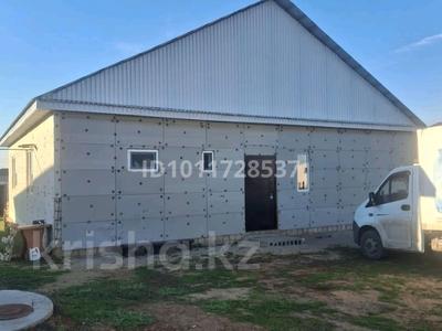 Жеке үй · 4 бөлме · 124 м² · 10 жүзд., Уч 287 287 — Орта, бағасы: 25 млн ₸ в Актобе, жилой массив Акжар-2