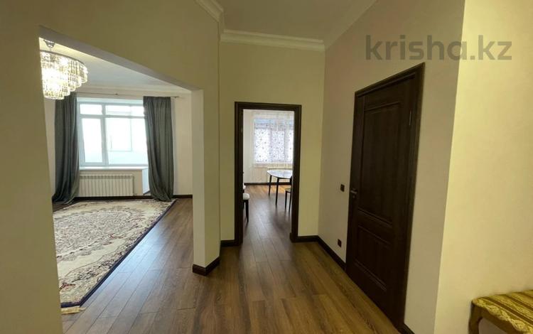 2-комнатная квартира, 90 м², 5/9 этаж, мкр. Алтын орда, Тауелсиздик — мкр. Алтын орда за 36.5 млн 〒 в Актобе, мкр. Алтын орда — фото 2