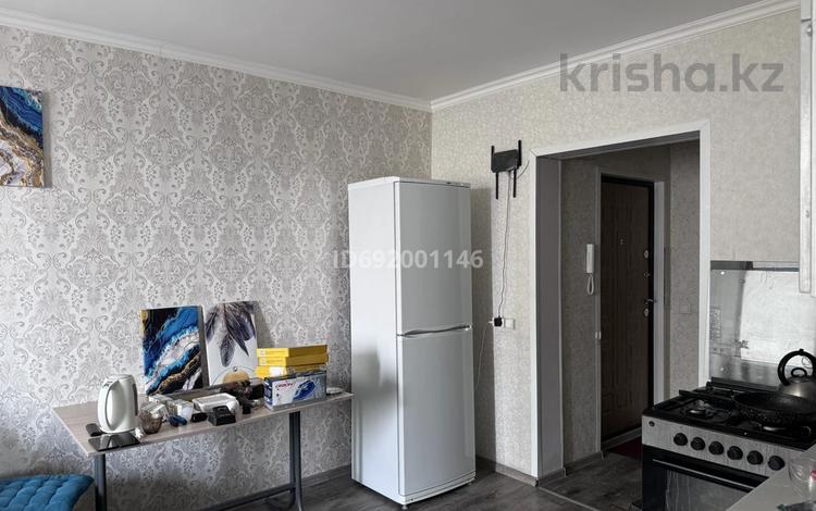 2-комнатная квартира, 42 м², 8/10 этаж помесячно, Аксай-5 25 за 250 000 〒 в Алматы, Ауэзовский р-н — фото 2