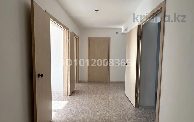 3-бөлмелі пәтер · 81 м² · 7/9 қабат, Камзина 130/3 — Камзина-Циолковского, бағасы: 41 млн ₸ в Павлодаре — фото 2