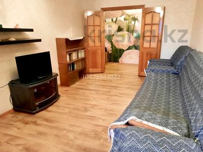 2-бөлмелі пәтер, 50 м², 7/10 қабат тәулігіне, Назарбаева 99 — Чокина, бағасы: 10 000 〒 в Павлодаре