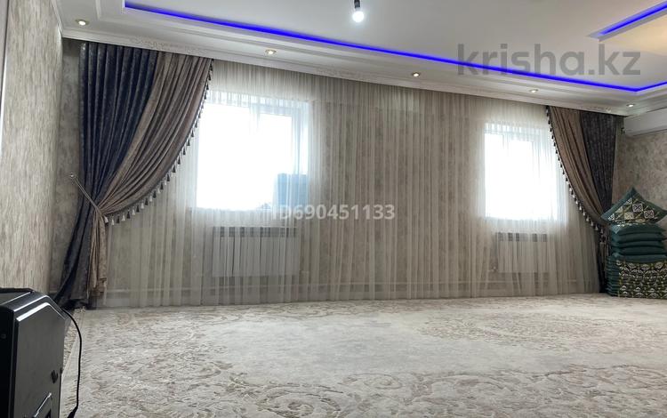 Отдельный дом · 5 комнат · 220 м² · 10 сот., мкр Бирлик-2, Бекмагамбет — Садик манында за 30 млн 〒 в Атырау — фото 2