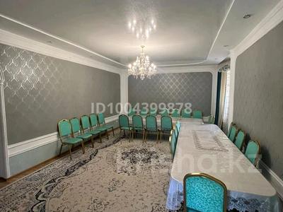 Дом · 7 комнат · 550 м², Джуанышева 51 за 60 000 〒 в Таразе