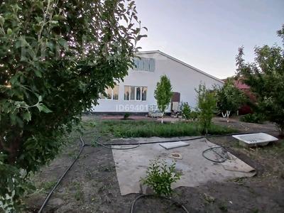 Отдельный дом · 3 комнаты · 200 м² · 7 сот., мкр Береке, АНУ 171 — На берегу Урала за 20 млн 〒 в Атырау