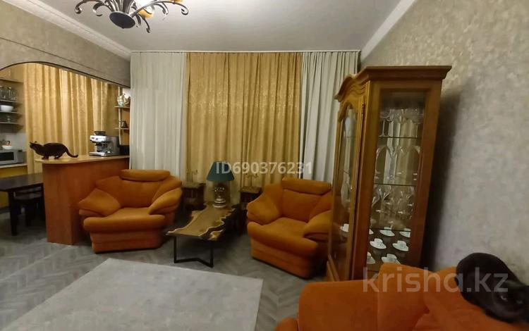 2-комнатная квартира, 54 м², 1/3 этаж, Абая 10