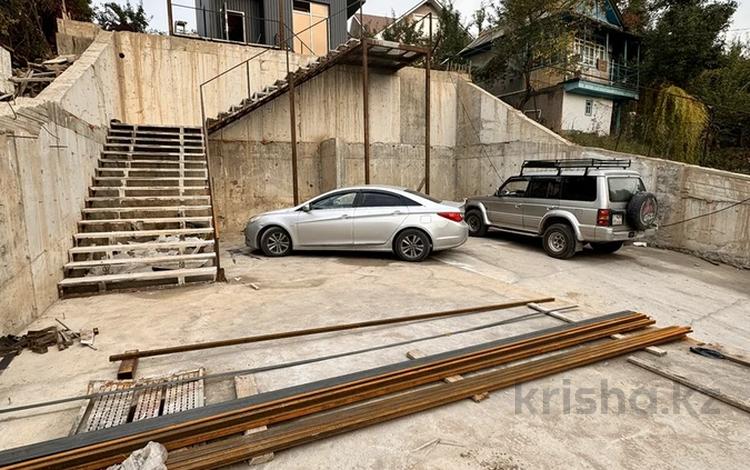 Участок · 4 сотки, мкр Баганашыл, Западная 27 — Срочная продажа ! Прекрасная возможность купить дом по цене 1 квартиры в верхней части города в Бостандыкском районе в мкр. Баганашыл. Рядом Храм Святого Владимира, Школа и детсад Тамос. Красивые виды на горы и город! Витражные окна. Теплый дом, все коммуникации подведены в дом. Во дворе бетонная стяжка и построили крепкую опорную стену. Очень выгодное предложение в данном районе, успейте купить ! Есть АПЗ. Все вопросы по телефону ! Также рассмотрим обмен на квартиру. за 28 млн 〒 в Алматы, Бостандыкский р-н — фото 2