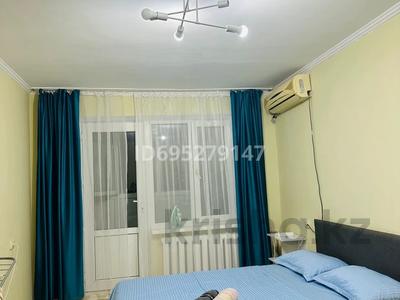 1-комнатная квартира · 35 м², Авангард 4 — Владимирская напротив сити брю за 2 000 〒 в Атырау, мкр Авангард-4