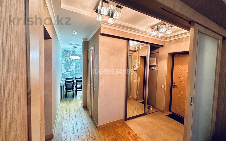 3-бөлмелі пәтер, 65 м², 2/5 қабат ай сайын, мкр Самал-1 10, бағасы: 450 000 〒 в Алматы, Медеуский р-н — фото 2