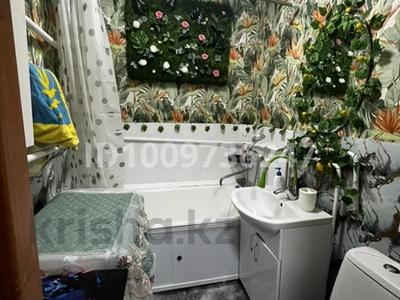 3-комнатная квартира · 50 м² · 1/2 этаж, Братская 59 — Магазин зорька за 180 000 〒 в Усть-Каменогорске