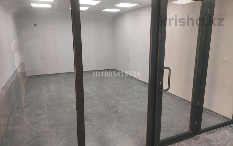 Свободное назначение, офисы, магазины и бутики, склады, салоны красоты, медцентры и аптеки, образование, конференц-залы, кабинеты и рабочие места, студии · 15 м² за 120 000 〒 в Атырау, мкр Привокзальный-1 — фото 2