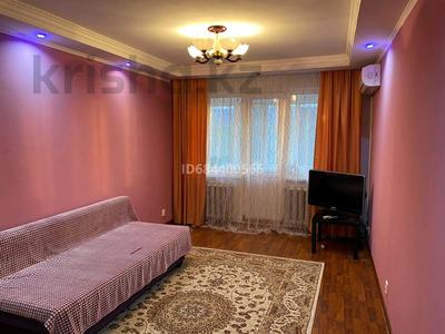 2-комнатная квартира, 46 м², 5/5 этаж по часам, Курмангазы 171 за 2 000 〒 в Уральске