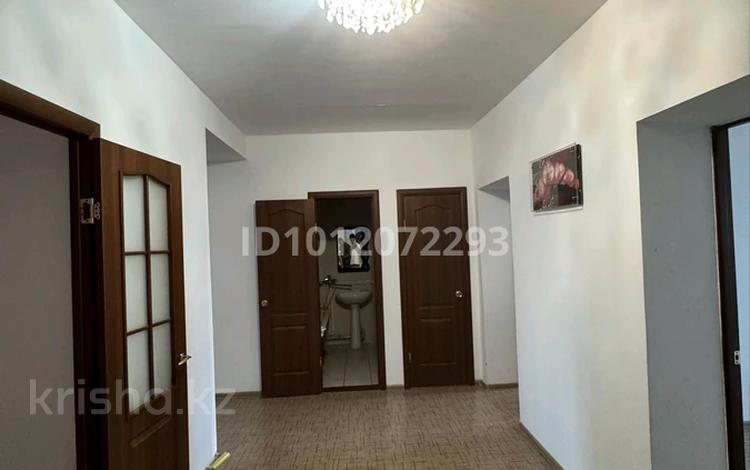3-бөлмелі пәтер · 80 м² · 8/9 қабат, жилой массив Есет Батыр 16В — Қасында мектеп, торговый дом, балабақша бар, бағасы: 24 млн ₸ в Актобе — фото 2