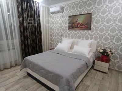 3-комнатная квартира · 100 м² · 2 этаж, Маншук Маметовой -Мухита — Три кровати + диван+ 2 кондиционера Центр за 30 000 ₸ в Уральске