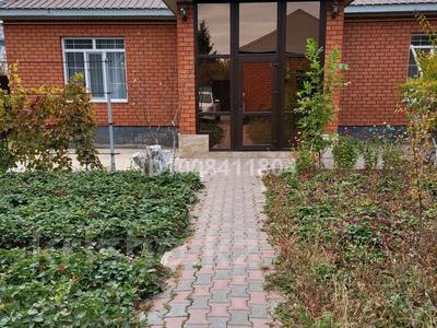 Отдельный дом · 4 комнаты · 162 м² · 7 сот., Буровик — Магазин Жібек Жолы, заправка Лидер за 36 млн 〒 в Актобе, мкр Акжар