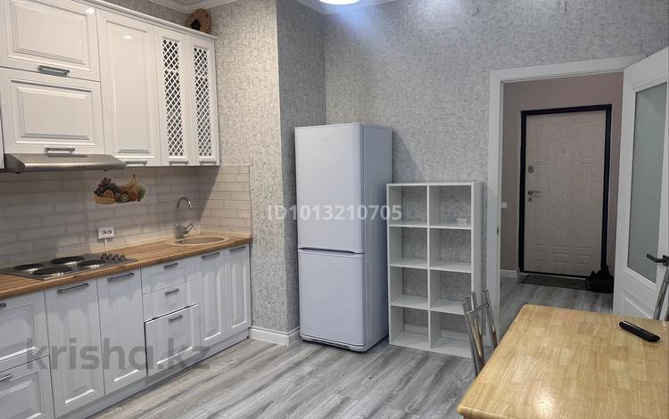 2-комнатная квартира · 55 м² · 17/19 этаж, Шахтеров 52б за 230 000 ₸ в Караганде, Казыбек би р-н — фото 2