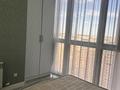 2-комнатная квартира · 55 м² · 17/19 этаж, Шахтеров 52б за 230 000 ₸ в Караганде, Казыбек би р-н — фото 6
