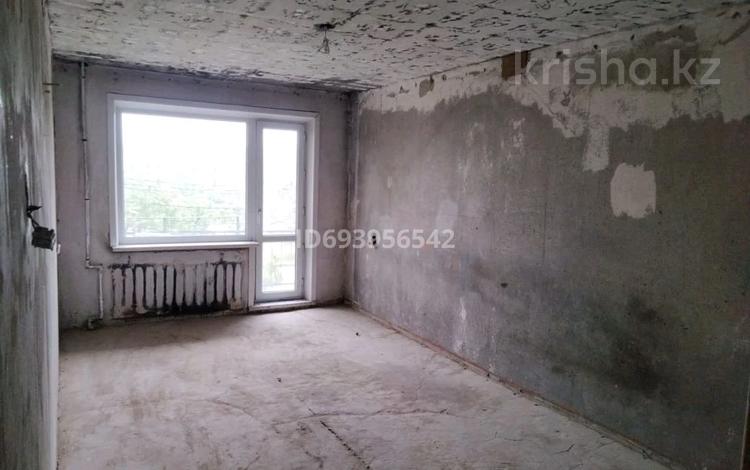 3-комнатная квартира, 64 м², 2/5 этаж, Карла Маркса 56а за 9.7 млн 〒 в Шахтинске — фото 2