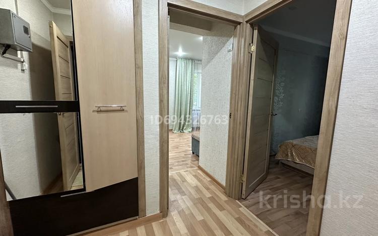 2-комнатная квартира, 46 м², 1/5 этаж посуточно, Бурова за 13 000 〒 в Усть-Каменогорске — фото 2