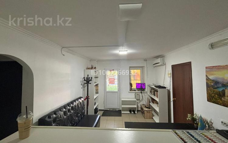 Свободное назначение, офисы, магазины и бутики, склады, салоны красоты, медцентры и аптеки, образование, развлечения, конференц-залы, кабинеты и рабочие места, студии · 45 м² за 200 000 〒 в Атырау — фото 2