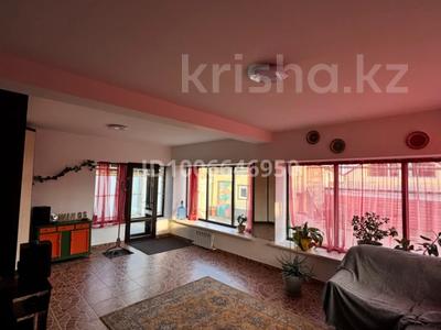 Дом · 5 комнат · 200 м², мкр Новый Город, Ермекова 76 — Рядом ж\д вокзал за 80 000 〒 в Караганде, Казыбек би р-н