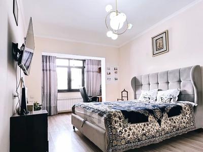 3-комнатная квартира, 104 м², 2/12 этаж, Кабанбай Батыра 223/161 — C паркингами за 113 млн 〒 в Алматы, Алмалинский р-н