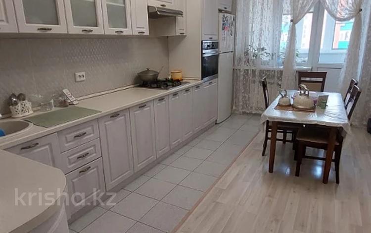 3-комнатная квартира, 118 м², 8/10 этаж, мкр. Алтын орда, проспект Алии Молдагуловой за 39.9 млн 〒 в Актобе, мкр. Алтын орда — фото 2