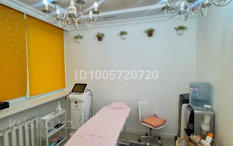 Офисы, кабинеты и рабочие места · 18 м² за 250 000 ₸ в Астане, Есильский р-н — фото 2