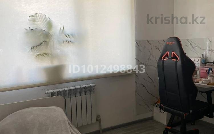 3-бөлмелі пәтер · 72 м² · 1/10 қабат, мкр Шугыла, Жунисова 12/7 — Бизнеске қолайлы 223 мектептің алды, бағасы: ~ 59 млн ₸ в Алматы, Наурызбайский р-н — фото 2