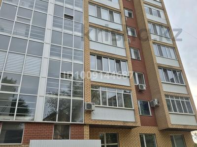 2-бөлмелі пәтер · 70 м² · 10/10 қабат, Құрманғазы — Напротив центракрови, бағасы: 130 000 〒 в Уральске, мкр Школьник