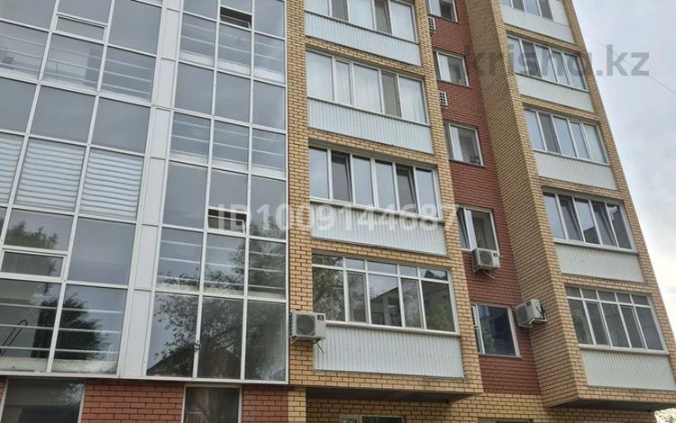 2-комнатная квартира · 70 м² · 10/10 этаж, Құрманғазы — Напротив центракрови за 130 000 ₸ в Уральске, мкр Школьник — фото 2