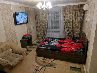 1-комнатная квартира, 48 м², 1/5 этаж посуточно, Акбулак 32 за 11 000 〒 в Таразе