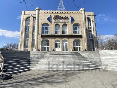 Свободное назначение, офисы, магазины и бутики, общепит, салоны красоты, фитнес и спорт, медцентры и аптеки, образование, развлечения, конференц-залы, кабинеты и рабочие места, студии · 1441 м² за 3 млн 〒 в Семее