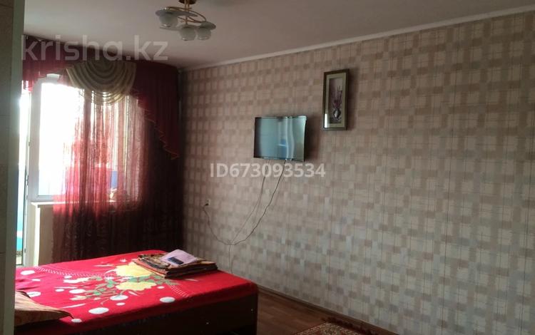 1-комнатная квартира, 35 м², 3/5 этаж посуточно, Казахстанская 100 за 5 000 〒 в Талдыкоргане — фото 2