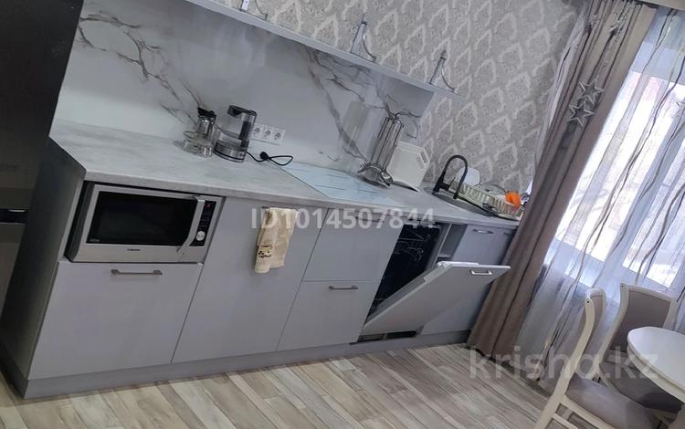 2-комнатная квартира · 80 м² · 2/3 этаж, мкр Новый Город, улица Абая 34 за 250 000 ₸ в Караганде, Казыбек би р-н — фото 2