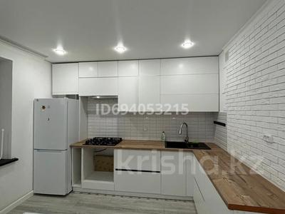 2-бөлмелі пәтер, 62 м², 2/5 қабат тәулік бойы, мкр Кунаева 61, бағасы: 16 000 〒 в Уральске, мкр Кунаева